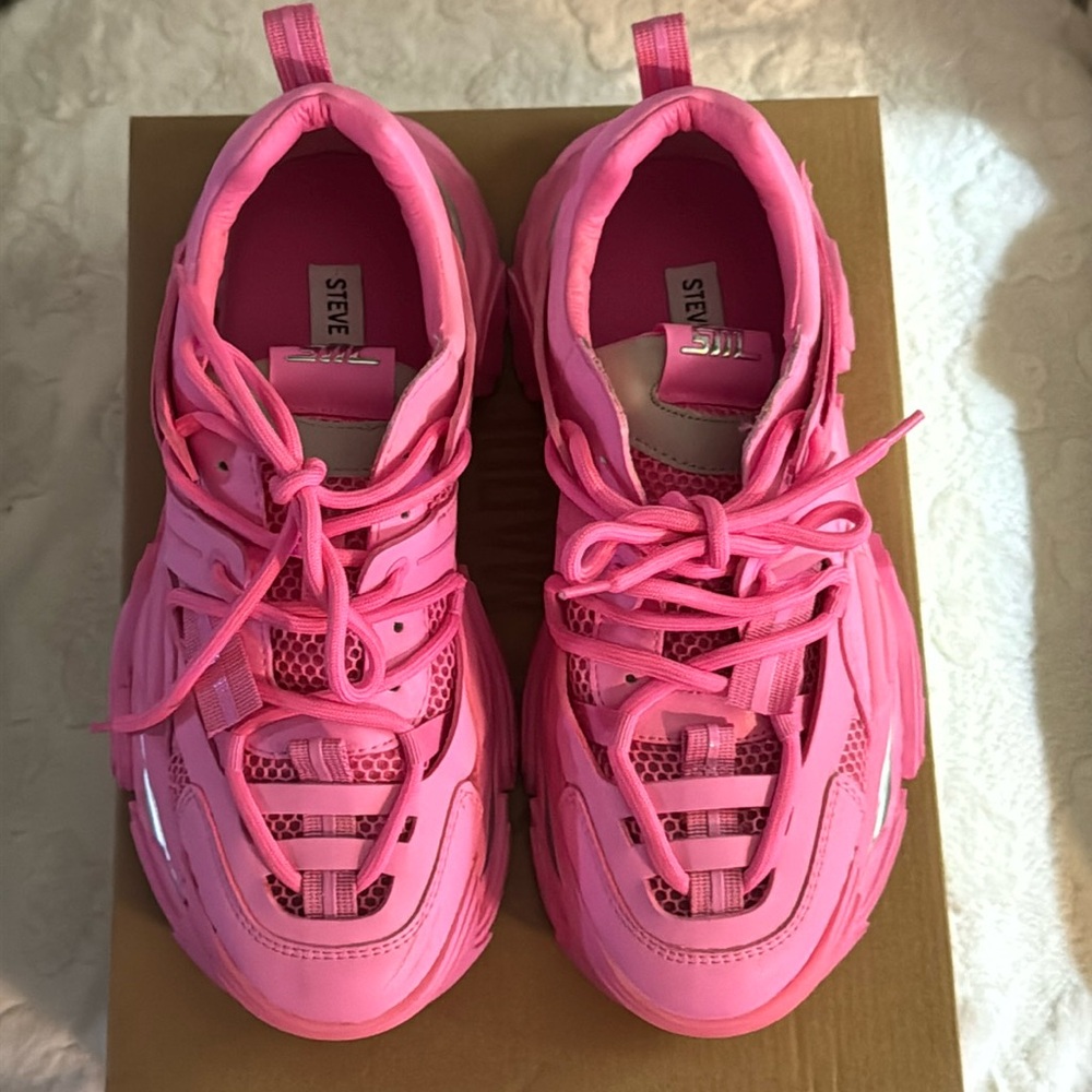 Steve Madden Sneakers
Size 9